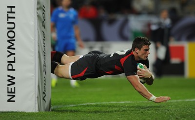 26.09.11 - Wales v Namibia - Rugby World Cup 2011 - Scott Williams of Wales dives in to score try. 
