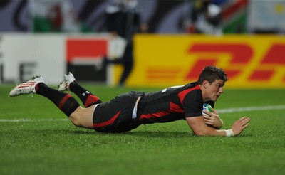 26.09.11 - Wales v Namibia - Rugby World Cup 2011 - Scott Williams of Wales dives in to score try. 