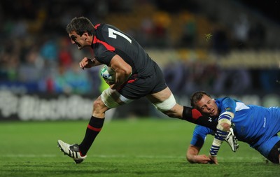 26.09.11 - Wales v Namibia - Rugby World Cup 2011 - Sam Warburton of Wales gets through. 