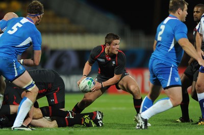 26.09.11 - Wales v Namibia - Rugby World Cup 2011 - Tavis Knoyle of Wales looks for support. 