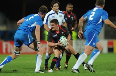 26.09.11 - Wales v Namibia - Rugby World Cup 2011 - Tavis Knoyle of Wales looks for support. 