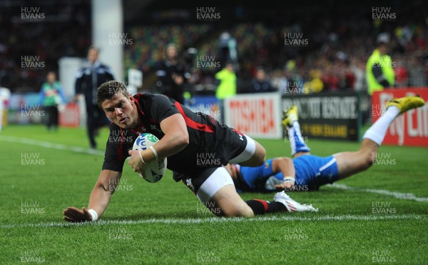 26.09.11 - Wales v Namibia - Rugby World Cup 2011 - Scott Williams of Wales dives in to score try. 