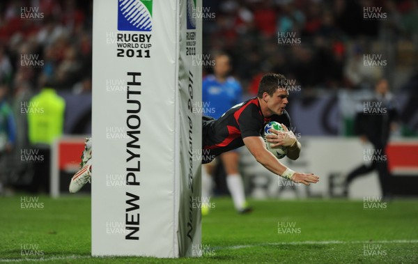 26.09.11 - Wales v Namibia - Rugby World Cup 2011 - Scott Williams of Wales dives in to score try. 