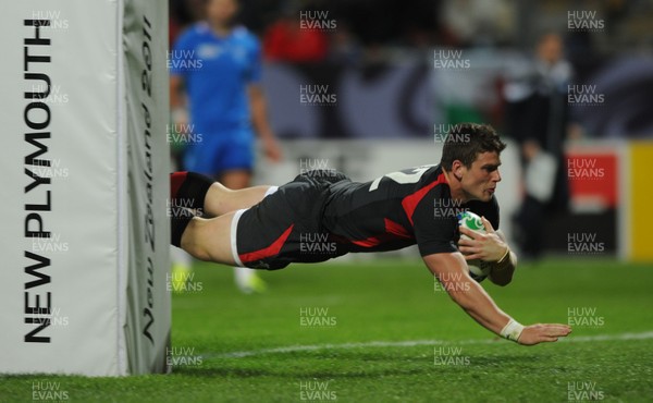 26.09.11 - Wales v Namibia - Rugby World Cup 2011 - Scott Williams of Wales dives in to score try. 