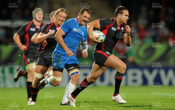 26.09.11 - Wales v Namibia - Rugby World Cup 2011 - Lee Byrne of Wales gets into space. 