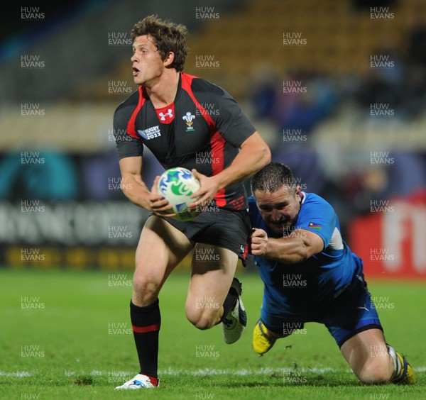 26.09.11 - Wales v Namibia - Rugby World Cup 2011 - Lloyd Williams of Wales looks for support. 