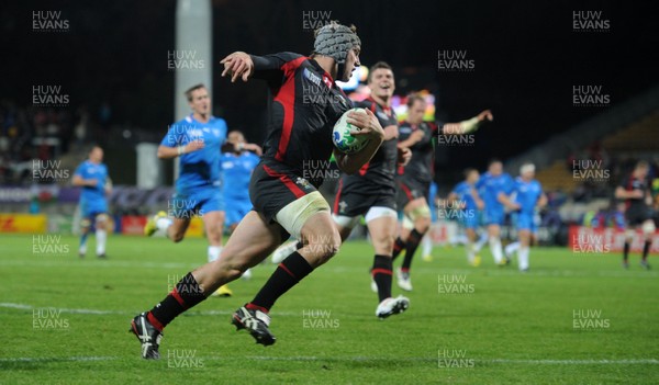 26.09.11 - Wales v Namibia - Rugby World Cup 2011 - Jonathan Davies of Wales runs in to score try. 