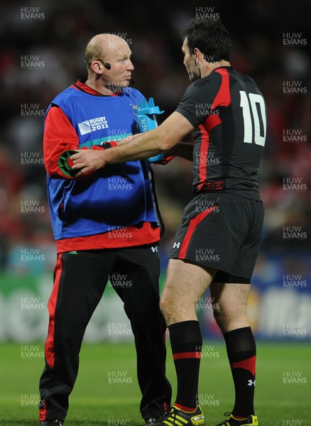 26.09.11 - Wales v Namibia - Rugby World Cup 2011 - Stephen Jones of Wales talks to kicking coach Neil Jenkins. 