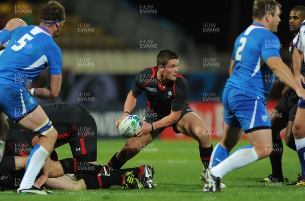 26.09.11 - Wales v Namibia - Rugby World Cup 2011 - Tavis Knoyle of Wales looks for support. 