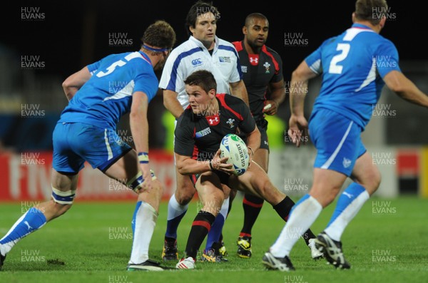 26.09.11 - Wales v Namibia - Rugby World Cup 2011 - Tavis Knoyle of Wales looks for support. 