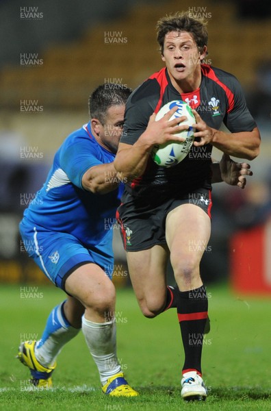 26.09.11 - Wales v Namibia - Rugby World Cup 2011 - Lloyd Williams of Wales looks for support. 