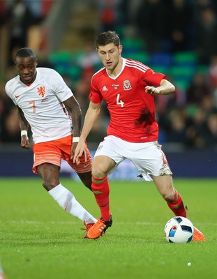 131115 - Wales v Netherlands, Vauxhall International Friendly - Ben Davies of Wales gets away from Quincy Promes of Netherlands