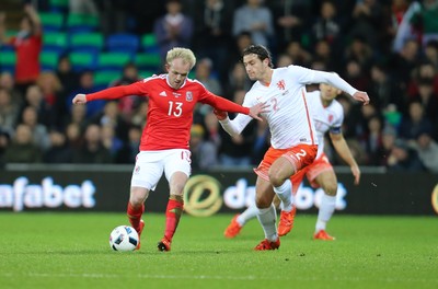 131115 - Wales v Netherlands, Vauxhall International Friendly - Jonathan Williams of Wales takes on Daryl Janmaat of Netherlands