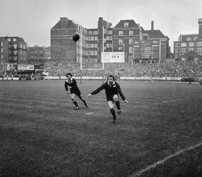 021272 - Wales v New Zealand - All Blacks Grant Batty kicks ahead