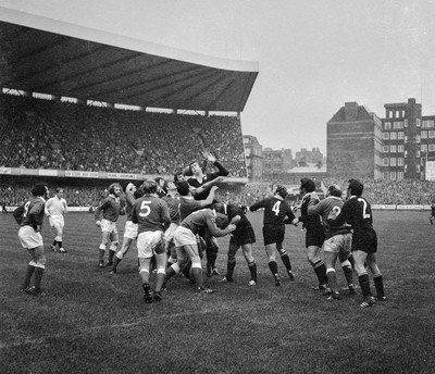 021272 - Wales v New Zealand - Players battle for the ball in the line out