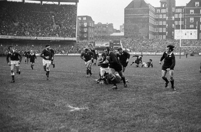 021272 - Wales v New Zealand - All Blacks Ian Kirkpatrick breaks as Grizz Wyllie and John Taylor tussle in the background