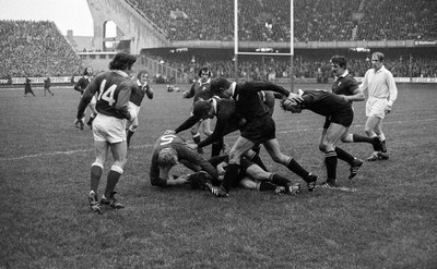 021272 - Wales v New Zealand - Wales Derek Quinnell holds Jeff Matheson's shirt watched by referee Johnny Johnson