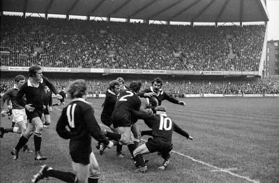 021272 - Wales v New Zealand - Wales Jeff Young is stopped by Tane Norton and Bob Burgess and Keith Murdoch places his hand on his head