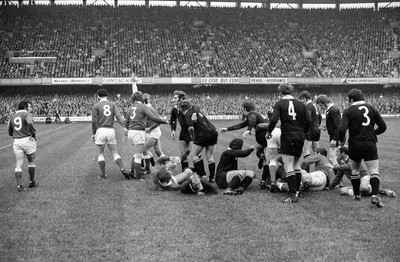 021272 - Wales v New Zealand - Referee Johnny Jonson signals a penalty