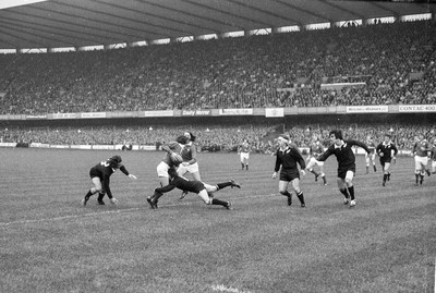 021272 - Wales v New Zealand - Wales Gerald Davies tries to pass to JPR Williams as he is tackled by Grant Batty