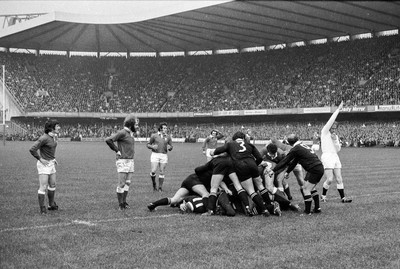 021272 - Wales v New Zealand - Referee RF Johnny Jonson watches closely and awards the All Blacks a penalty