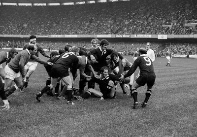 021272 - Wales v New Zealand - Ian Kirkpatrick feeds Sid Going as Delme Thomas(lt) and Dai Morris challenge