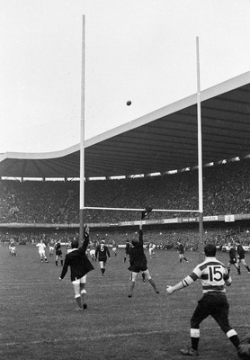 021272 - Wales v New Zealand - Phil Bennett kicks a penalty through the posts