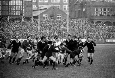 021272 - Wales v New Zealand - Wales Glyn Shaw tries to get a hand on Sid Going of the All Blacks