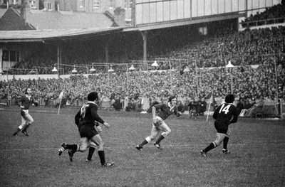 021272 - Wales v New Zealand - JPR Williams and during the game