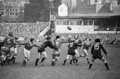 021272 - Wales v New Zealand - Mervyn Davies taps the ball back to John Taylor as Sid Going attempts to tackle