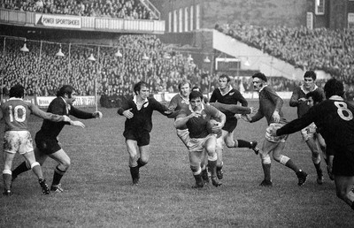 021272 - Wales v New Zealand - Wales captain Delme Thomas charges through in a move which led to the disallowed try