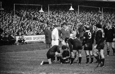 021272 - Wales v New Zealand - Wales captain Delme Thomas ask the referee JF Johnny Johnson why the try was disallowed