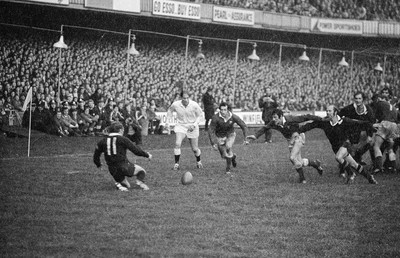 021272 - Wales v New Zealand - Loose ball attempts to be collected by l-r Grant Batty, Gareth Edwards, Dai Morris and Sid Going