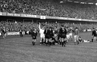 021272 - Wales v New Zealand - The Welsh players think that JPR Williams has been successful in scoring a try as referee RF Johnny Johnson raises his arm The try was disallowed and the All Blacks were awarded a penalty for an infringement