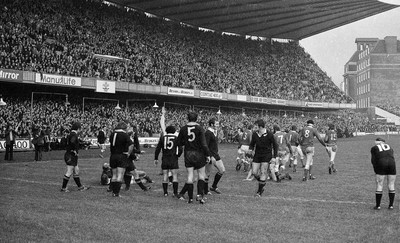 021272 - Wales v New Zealand - The Welsh players think that JPR Williams has been successful in scoring a try as referee RF Johnny Johnson raises his arm The try was disallowed and the All Blacks were awarded a penalty for an infringement 