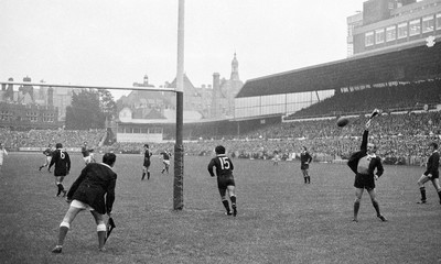 021272 - Wales v New Zealand - Phil Bennett slots over a penalty