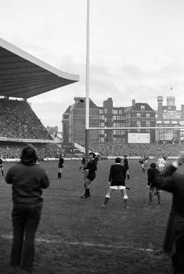 021272 - Wales v New Zealand - Wales Phil Bennett's kick goes just wide which would have tied the game