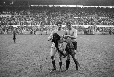 021272 - Wales v New Zealand - Wales captain Delme Thomas and Hamish McDonald swap jerseys at the end of the game