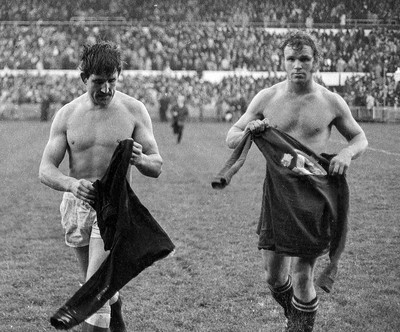 021272 - Wales v New Zealand - Wales captain Delme Thomas and Hamish McDonald swap jerseys at the end of the game