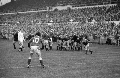 021272 - Wales v New Zealand - Wales Phil Bennett  receives the ball from Gareth Edwards