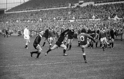 021272 - Wales v New Zealand - Wales Phil Bennett  kicks as Grizz Wyllie attempts to charge down