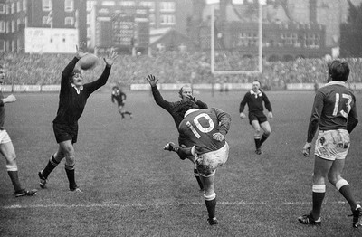 021272 - Wales v New Zealand - Wales Phil Bennett kicks through