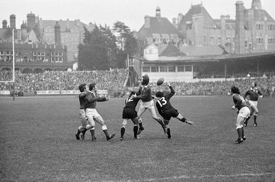 021272 - Wales v New Zealand - Wales JPR Williams fails to take high ball whilst under pressure from Duncan Hales(13) and Mike Parkinson(12)