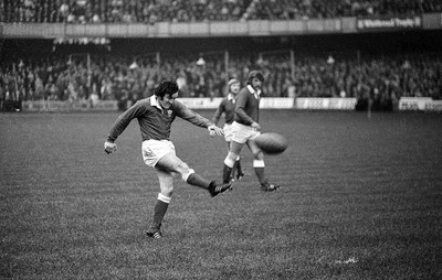 021272 - Wales v New Zealand - Wales Phil Bennett kicks through