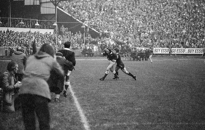 021272 - Wales v New Zealand - Wales JPR Williams is stopped