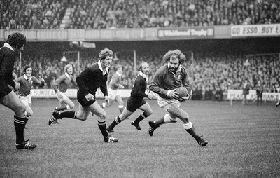 021272 - Wales v New Zealand - Wales John Taylor chased by l-r Alan Sutherland, Grizz Wyllie and Sid Going