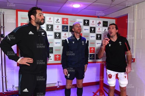 051122 - Wales v New Zealand - Autumn Nations Series - Samuel Whitelock of New Zealand, Referee Wayne Barnes and Justin Tipuric of Wales during the coin toss