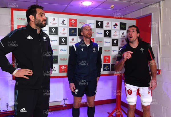 051122 - Wales v New Zealand - Autumn Nations Series - Samuel Whitelock of New Zealand, Referee Wayne Barnes and Justin Tipuric of Wales during the coin toss