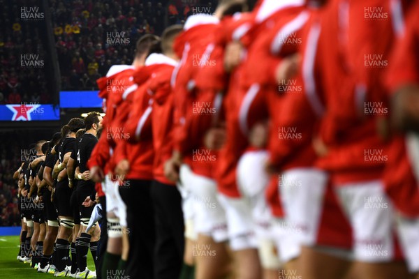 051122 - Wales v New Zealand - Autumn Nations Series - New Zealand and Wales players during anthems