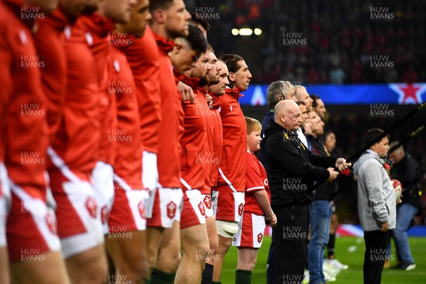 051122 - Wales v New Zealand - Autumn Nations Series - Mascot and Justin Tipuric during the anthems